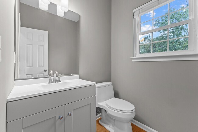 Foto del edificio - Stunning recently renovated duplex located...