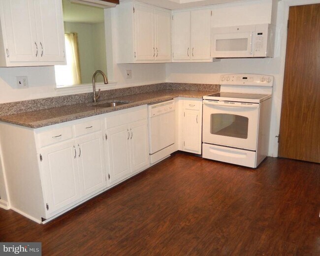 Building Photo - 523 Merioneth Dr