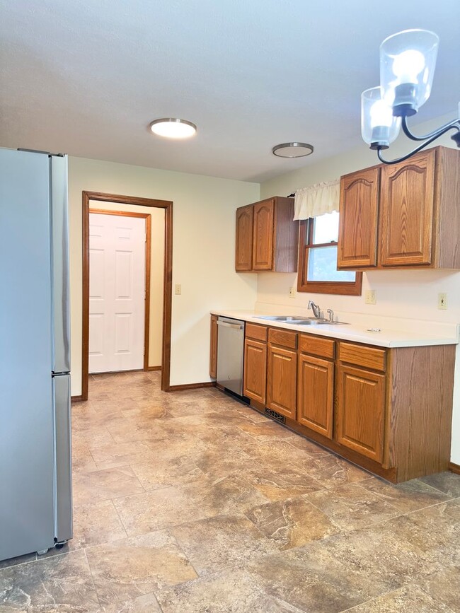 Building Photo - Adorable 3 Bedroom home on a big lot in NI...