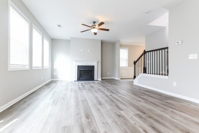 Building Photo - 2427 Oakleaf Cir