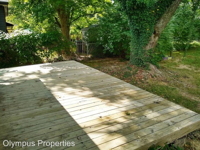 Building Photo - 3 br, 1 bath Room For Rent - 2615 E 5th St