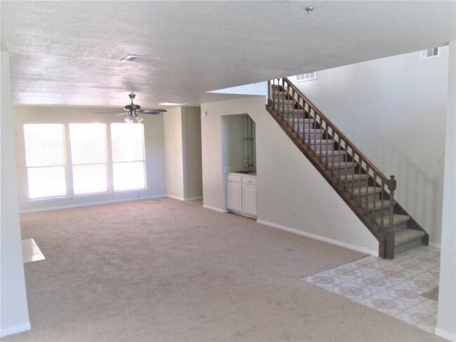 Foto del edificio - Spacious 2 Story Home