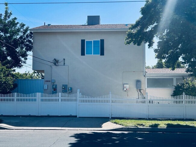 Foto del edificio - 13859 Valerio St