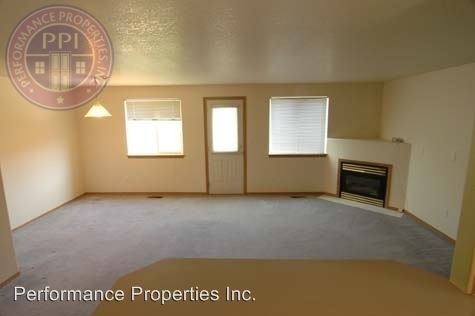 Foto del edificio - 2592-2592 NE Amber Ave