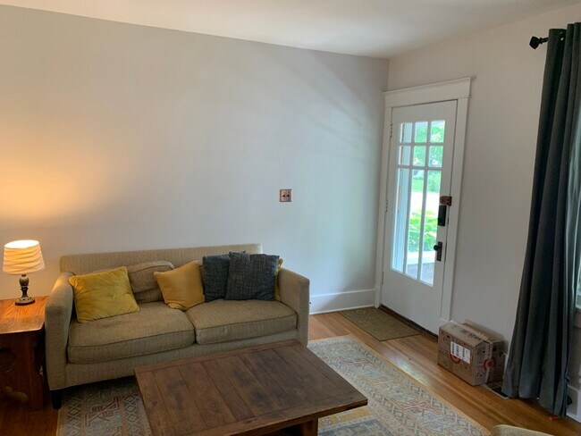 Foto del edificio - Crescent Hill  Charming Three Bedroom Bung...