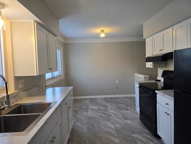 Building Photo - 1111 N Kenwood Ave