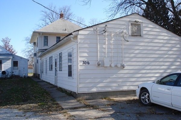 Building Photo - 306 S Main St