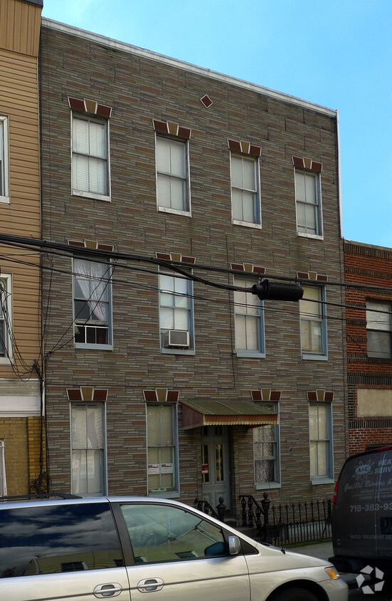 Building Photo - 132 Dupont St