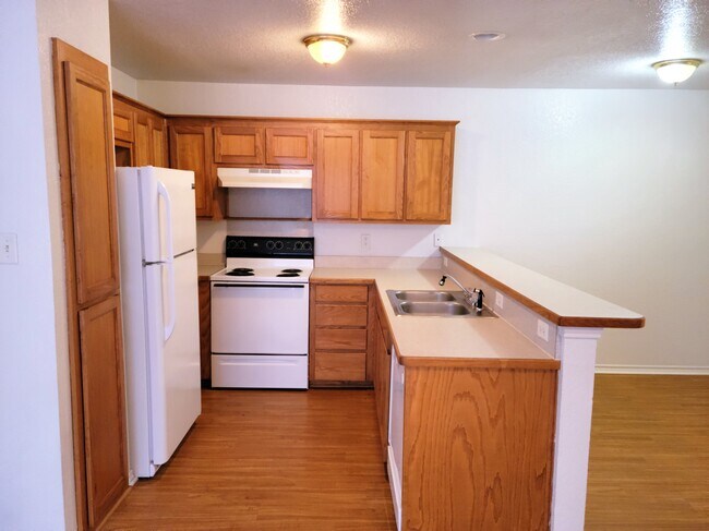 Kitchen with fridge and breakfast bar - 177 Private Road 3459