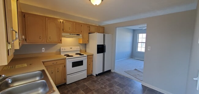 Building Photo - 220 Westlynn Dr