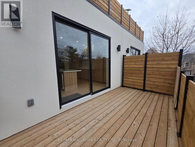 Photo du bâtiment - 592 Danforth Rd