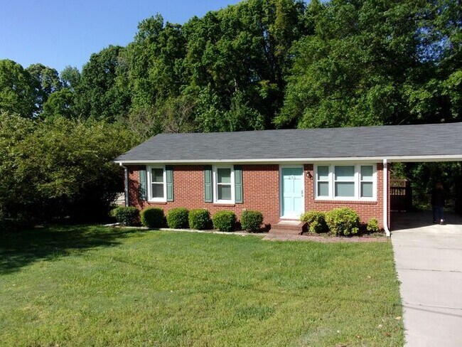 Building Photo - 3 Bedroom 1 Bath Brick Ranch Home in Fort ...