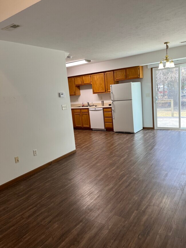 Building Photo - 400 S Clover Ln