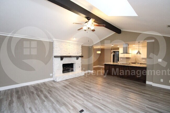 Building Photo - 2301 Huntington Dr