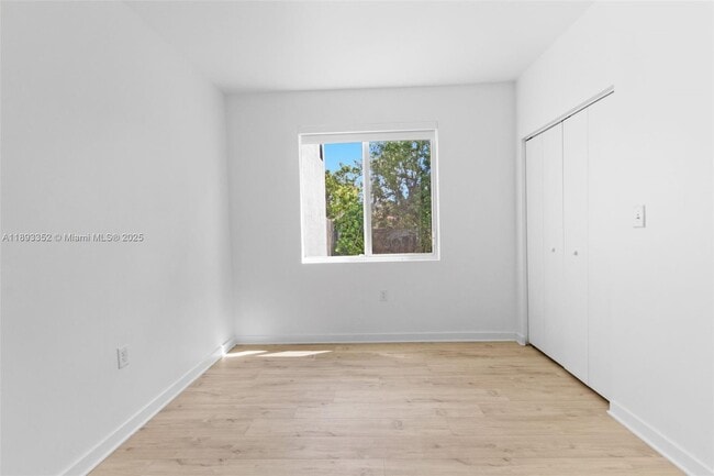 Foto del edificio - 170 NW 158th St