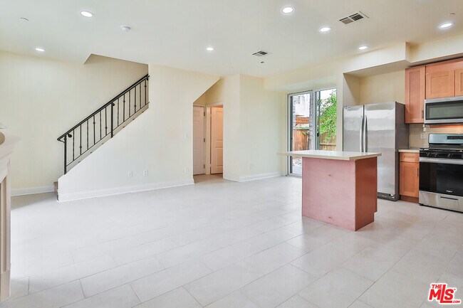 Foto del edificio - 7132 Farralone Ave