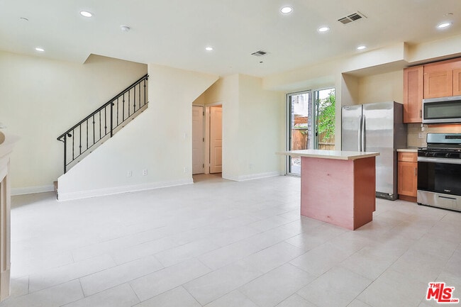 Building Photo - 7132 Farralone Ave