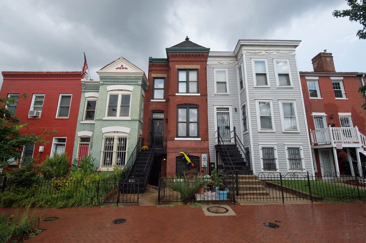 Primary Photo - 704 I St SE