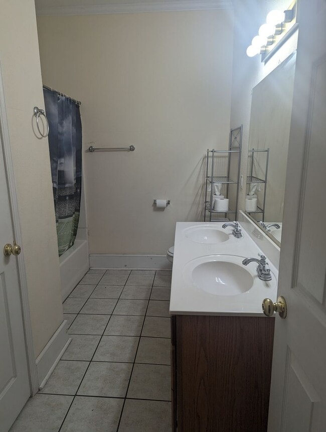 Building Photo - Huge 2+ Bedroom/ 2 Bath Upstairs Apartment