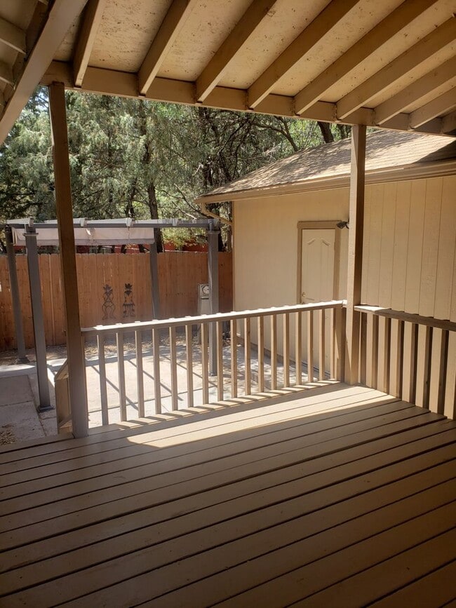 Building Photo - Adorable 2 bed / 1.5 bath with 1 car garage