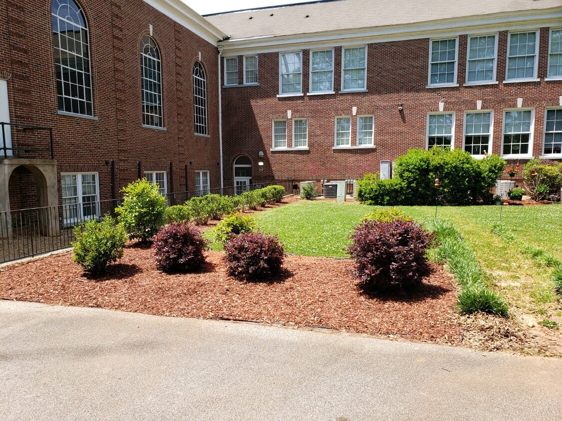 Primary Photo - College Hill West Point Apts