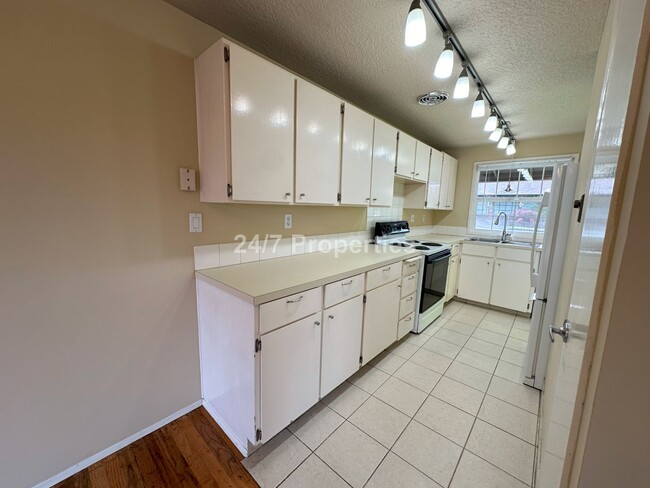 Building Photo - Beaverton Home - 3BD I 1BA + Bonus Room!