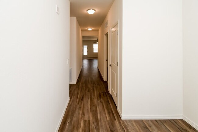 Foto del edificio - 480 W White Sands Dr