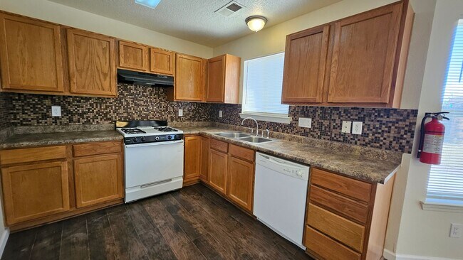 Foto del edificio - 4 bed 2.5 bath