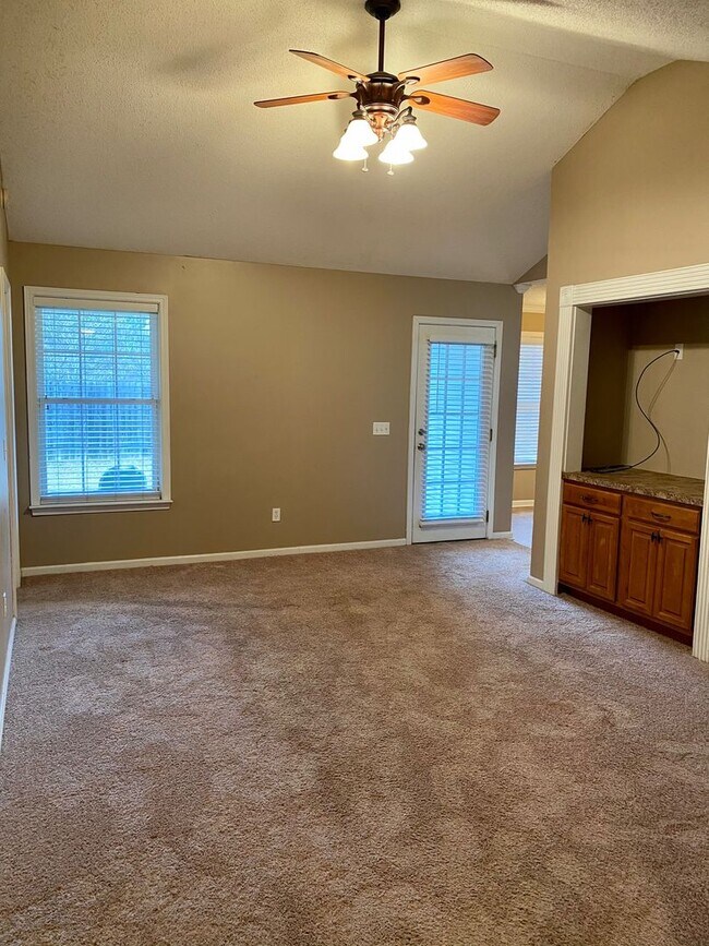 Building Photo - Home in Tuscaloosa!! Available to View. DE...