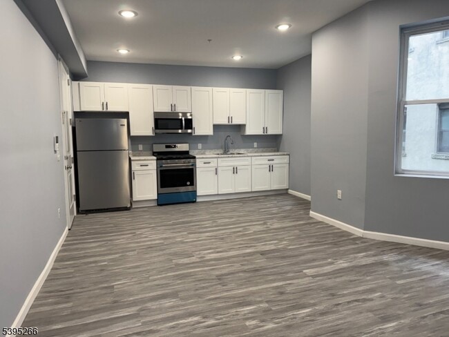 Building Photo - 155 Clifton Ave