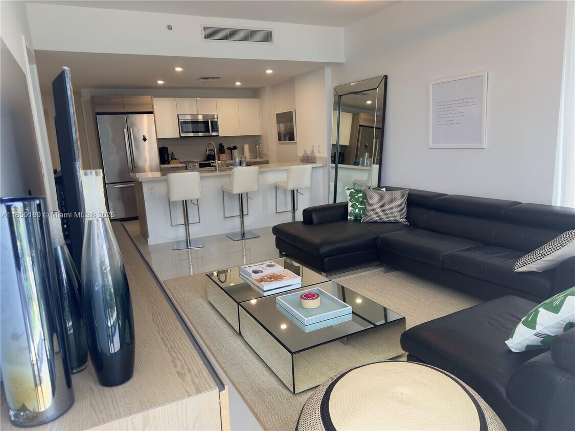 Foto principal - 9940 W Bay Harbor Dr