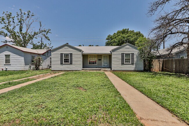 Building Photo - Pre-Leasing Summer 2023: Spacious 4/2,