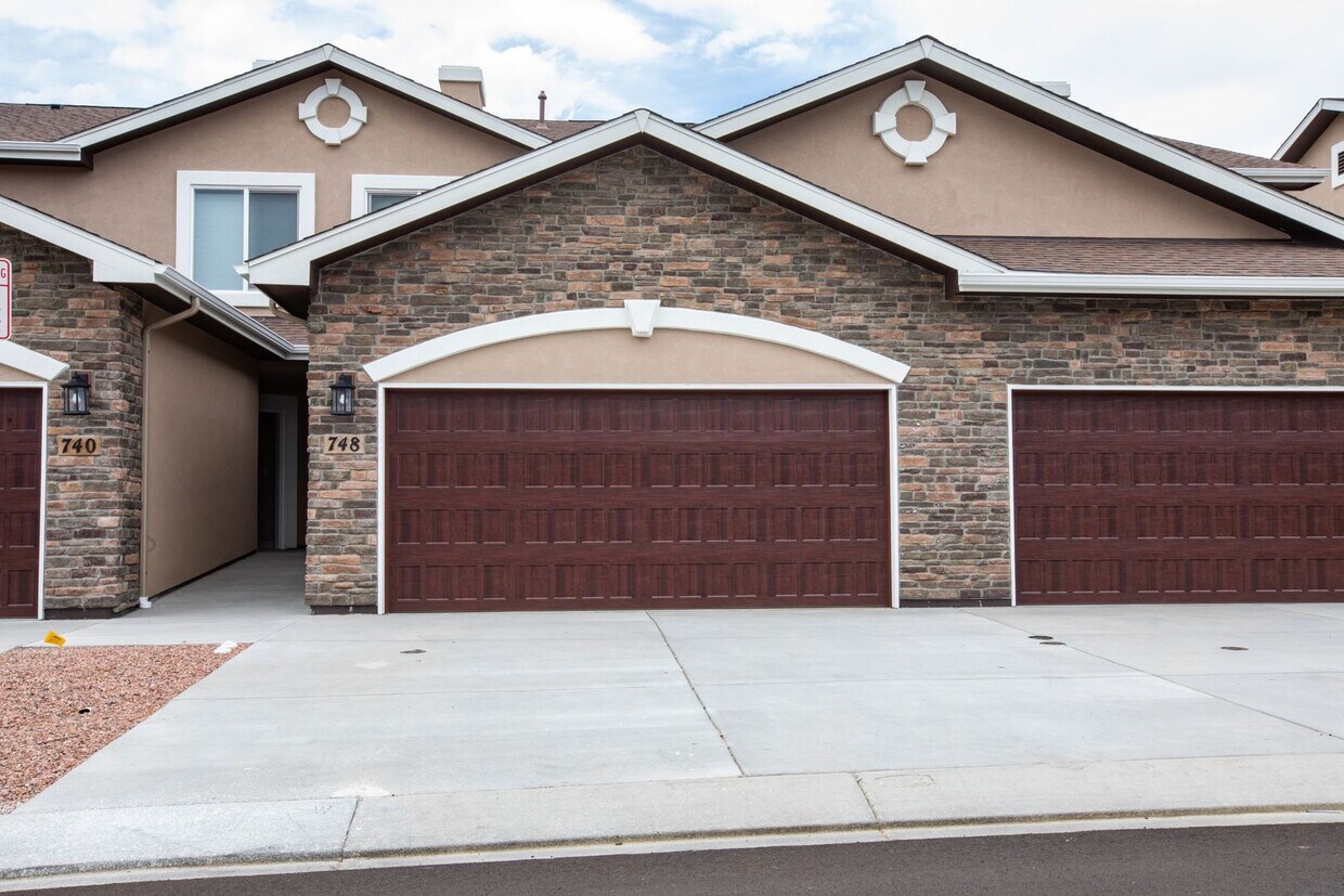 Primary Photo - 3 Bedroom Luxury Townhome in Northgate