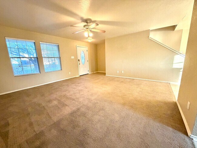 Foto del edificio - Spacious 3 Bed / 2.5 Bath Home with Large Yard & Lawn Care Included