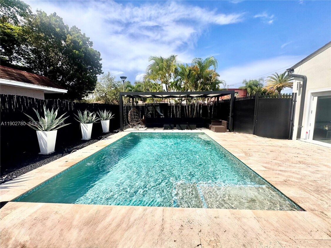 Primary Photo - 1700 SW 16th Ter