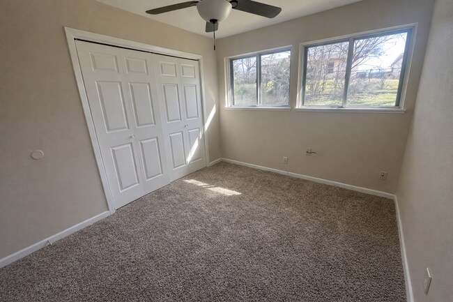 Foto del edificio - AVAILABLE NOW!