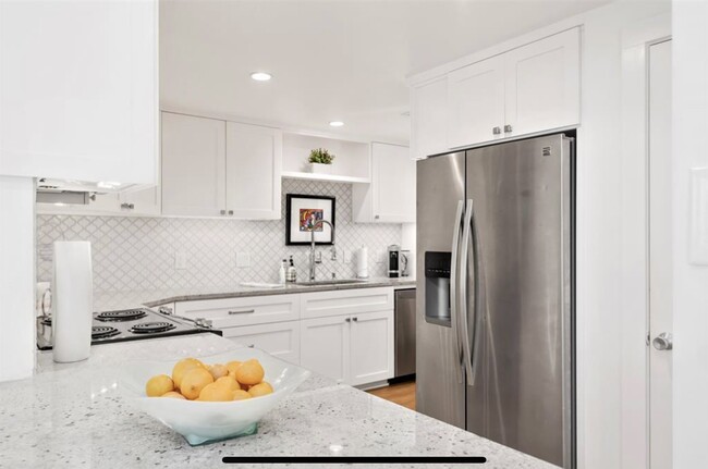 Kitchen View 1 - 903 Hawthorne St