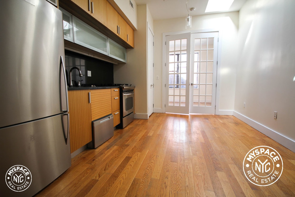 Primary Photo - 161 Meserole St