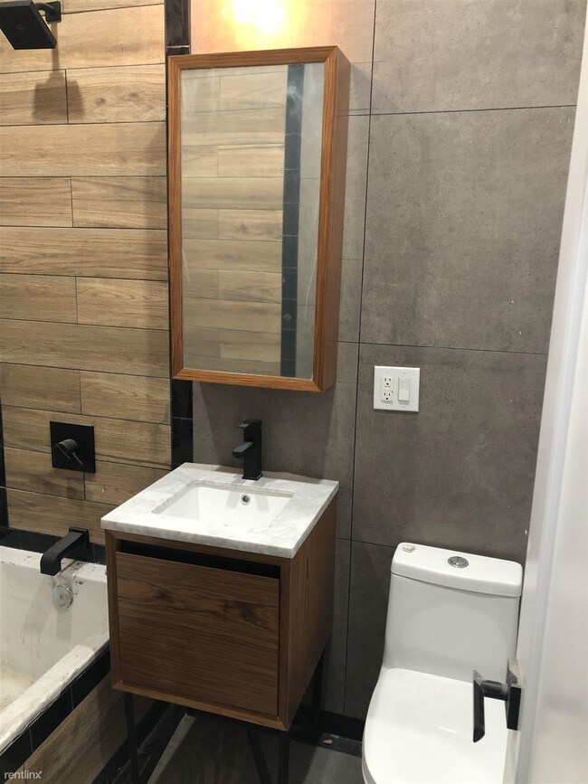 Foto del edificio - 3 br, 1.5 bath Apartment - 3233 Fulton St