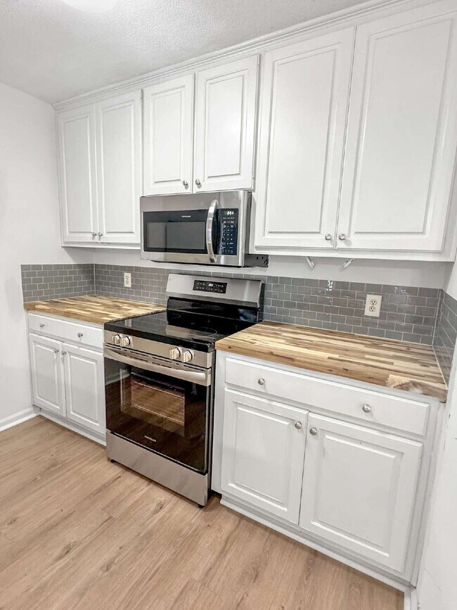 Foto del edificio - Beautiful End-Unit Townhome Available Immediately