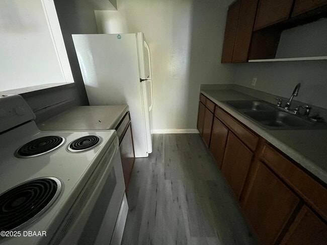 Building Photo - 1850 S Park Ave