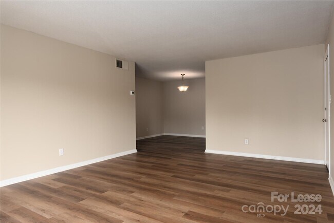 Building Photo - 4736 Hedgemore Dr