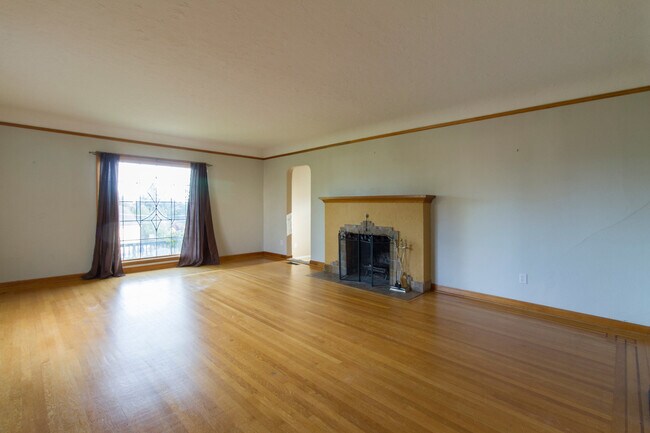Foto del edificio - Rose City Park English Tudor with Stunning...