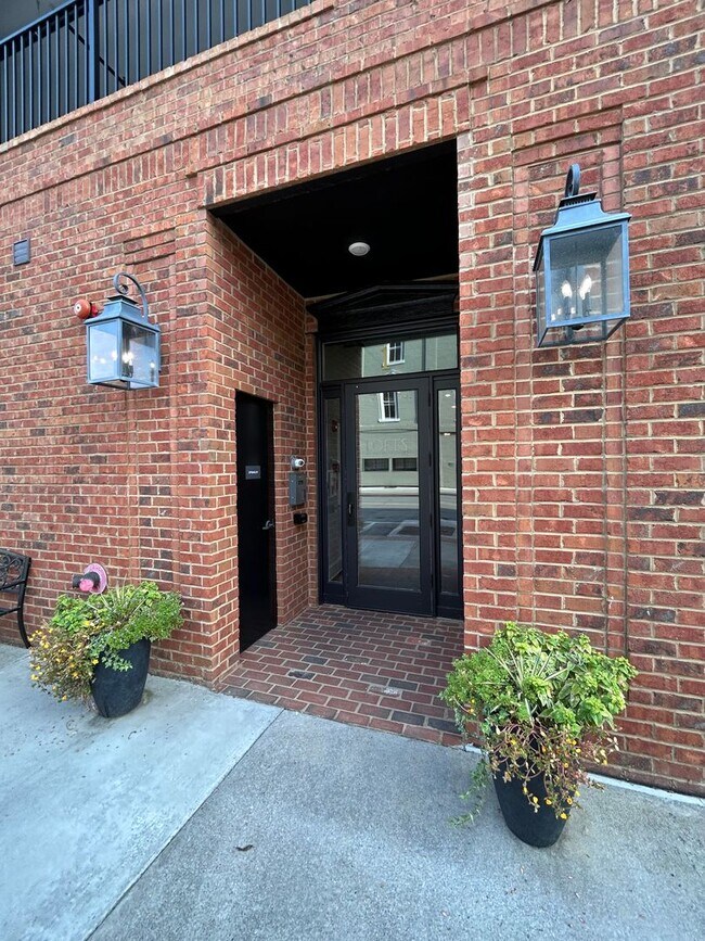 Foto del edificio - Beautifully Furnished 1/1 Apartment in Downtown Broad St.- $2,350