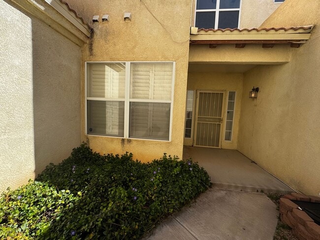 Building Photo - Beautiful townhome in a gated community.