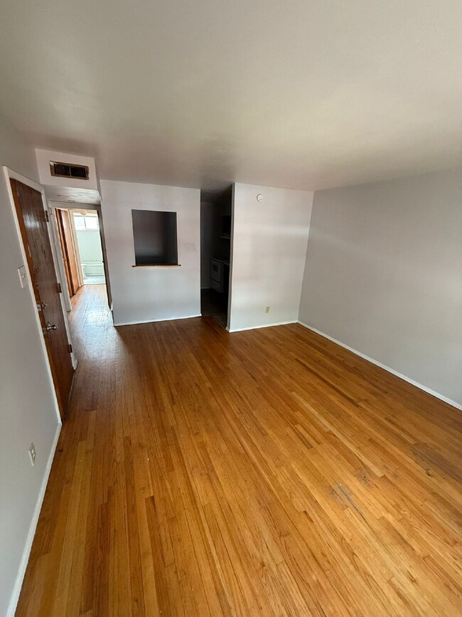 Building Photo - For Rent – 1 Bed / 1 Bath Apartment – $700/mo