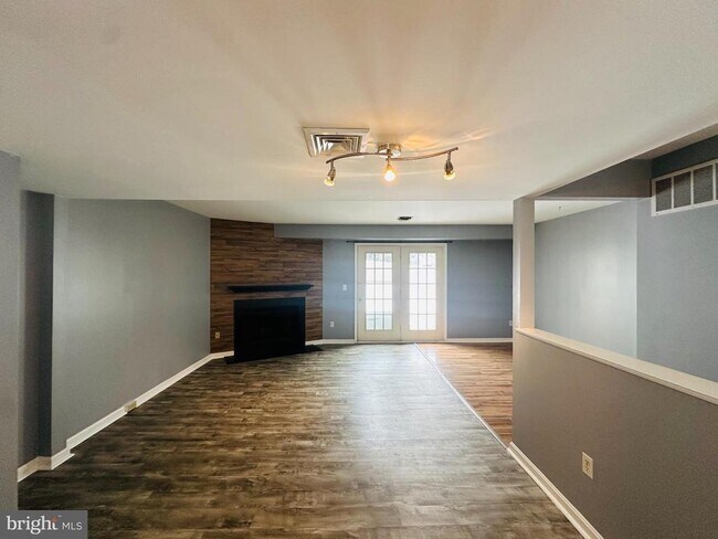 Foto del edificio - 406 Barrington Ct