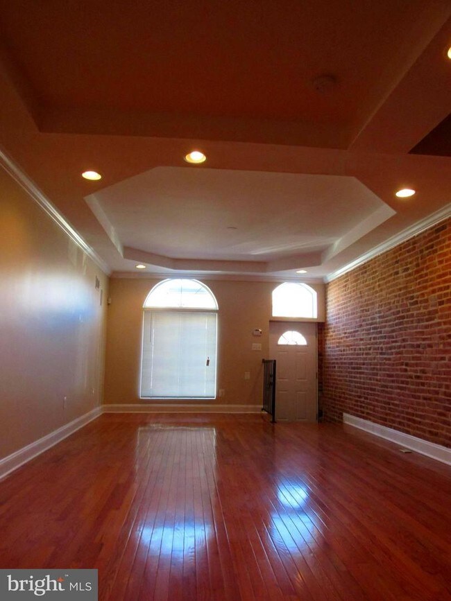 Building Photo - 16 N Kenwood Ave