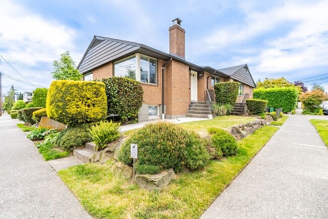 Building Photo - Charming One Bedroom/One Bath In North Bal...