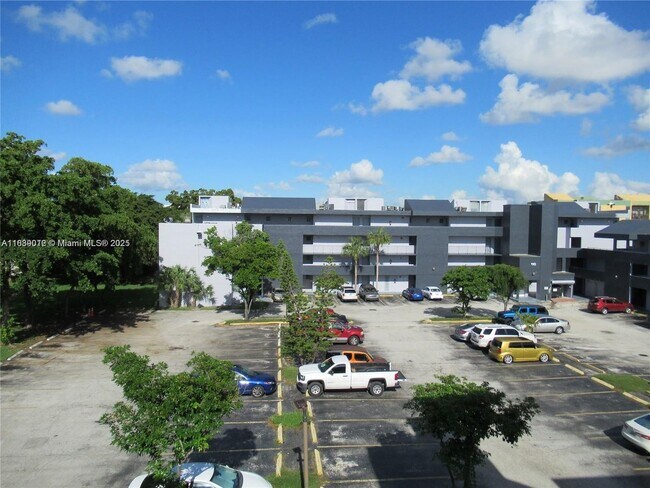 Foto del edificio - 100 Fontainebleau Blvd